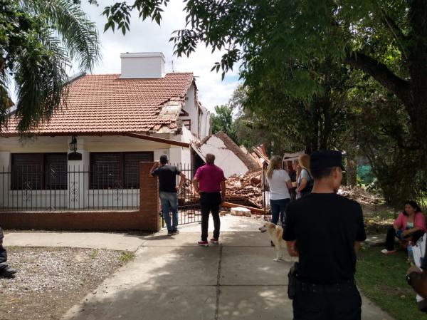 Se derrumbó parte de una casa en barrio San Telmo y por fortuna no hubo heridos
